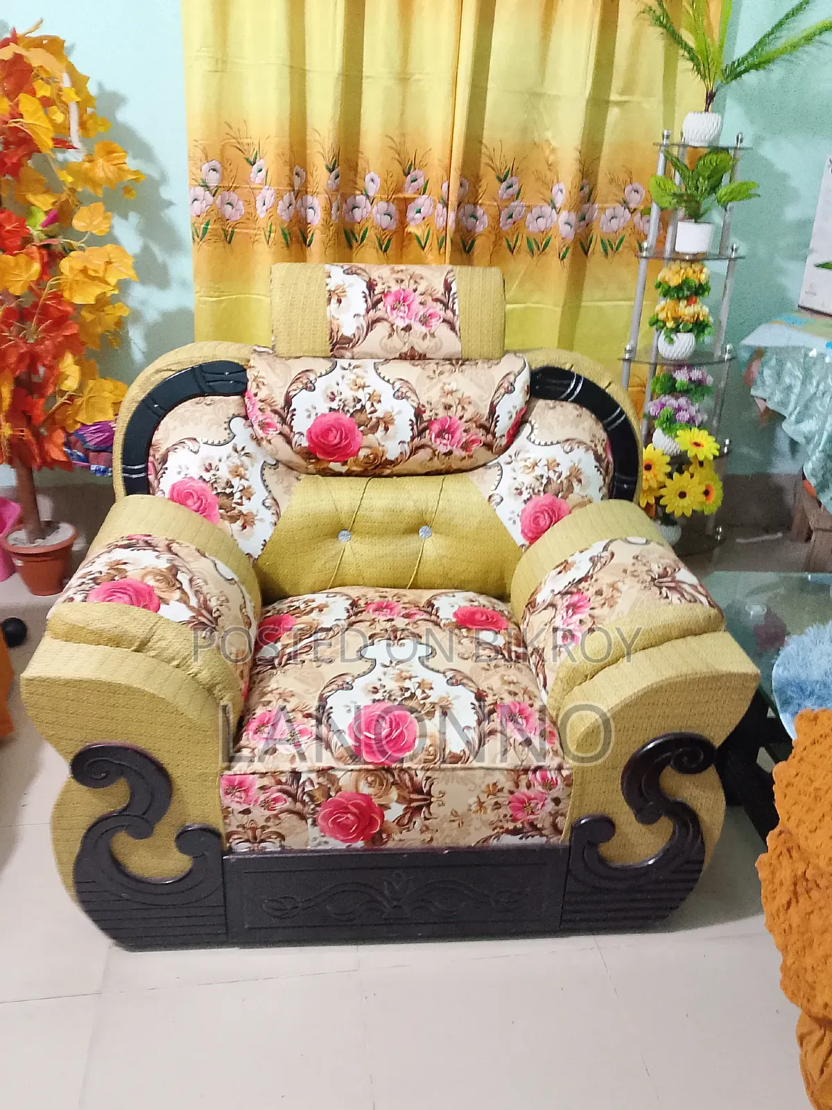 একটি সোফা সেট বিক্রি করা হবে