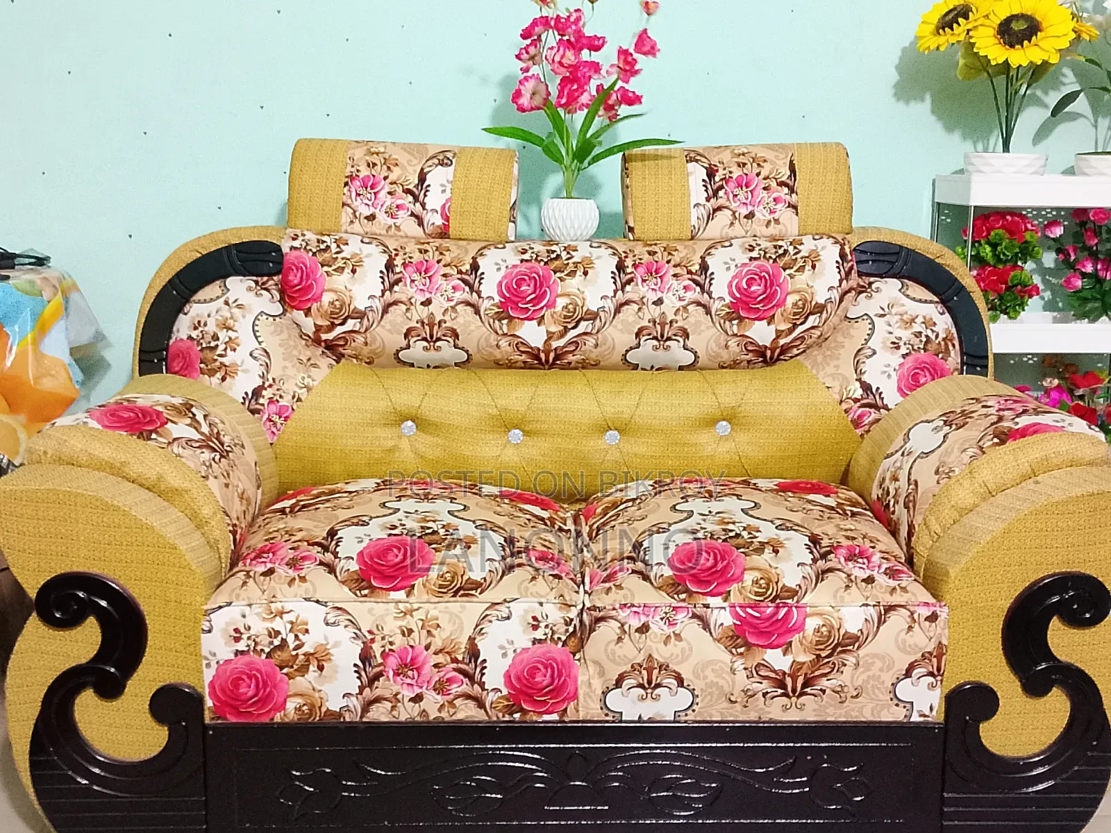 একটি সোফা সেট বিক্রি করা হবে