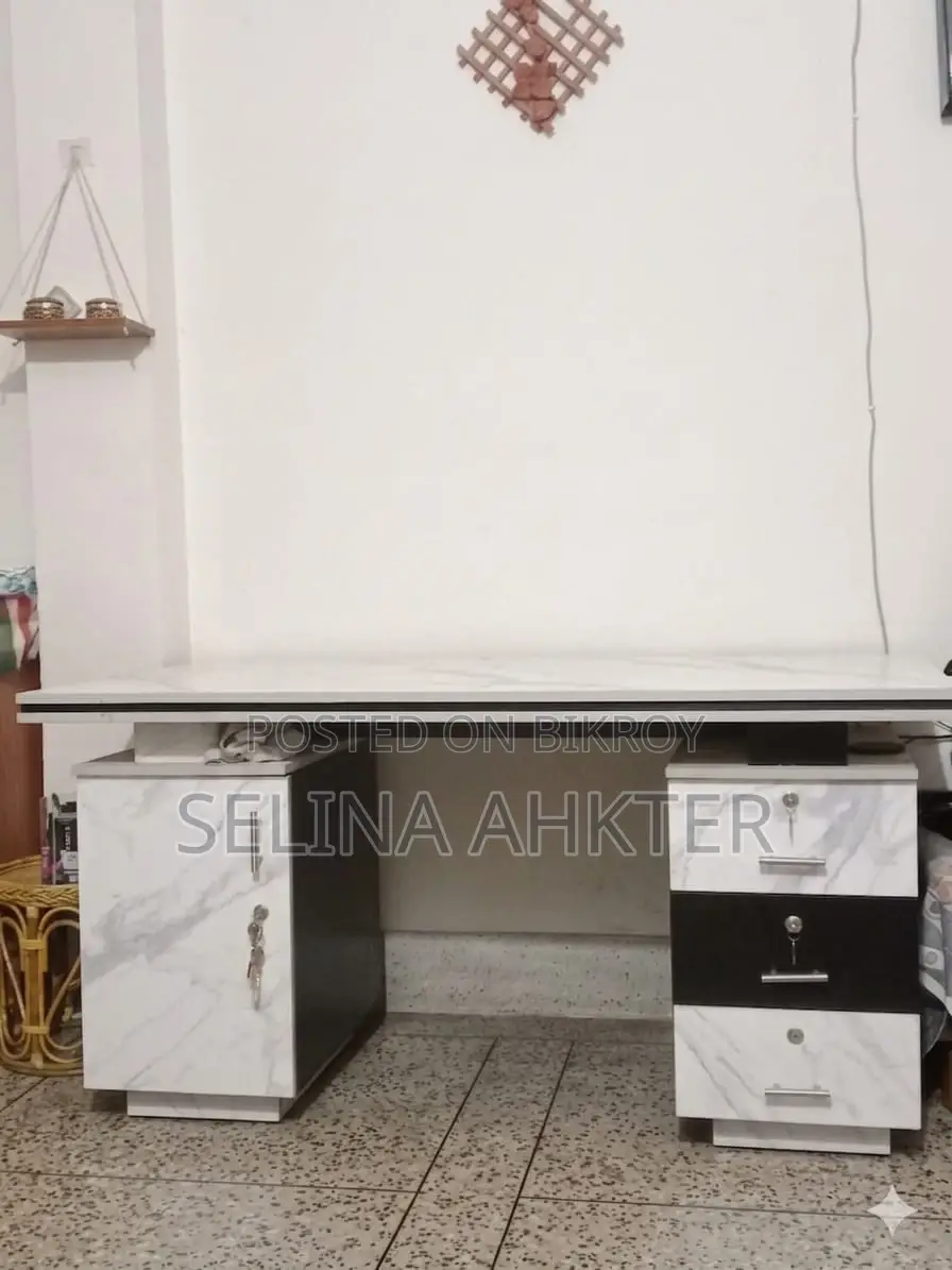 রিডিং টেবিল