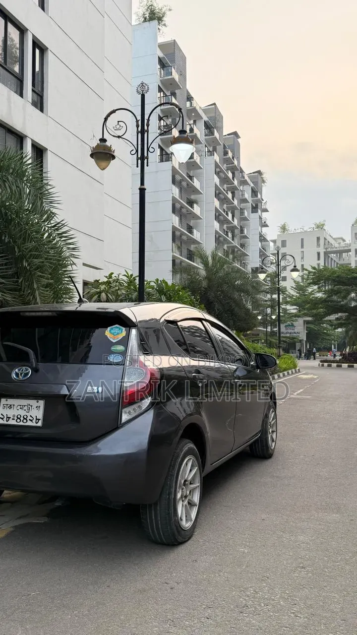 টয়োটা অ্যাকুয়া ২০১৩ গ্রে