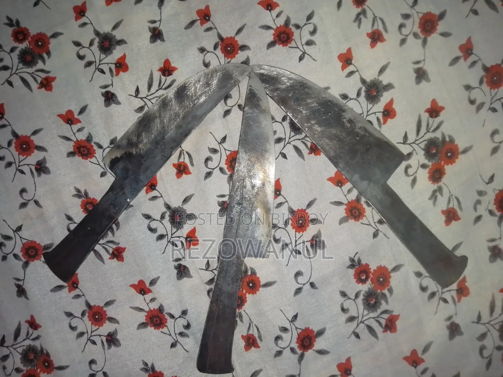 Knife for skinning cow hides