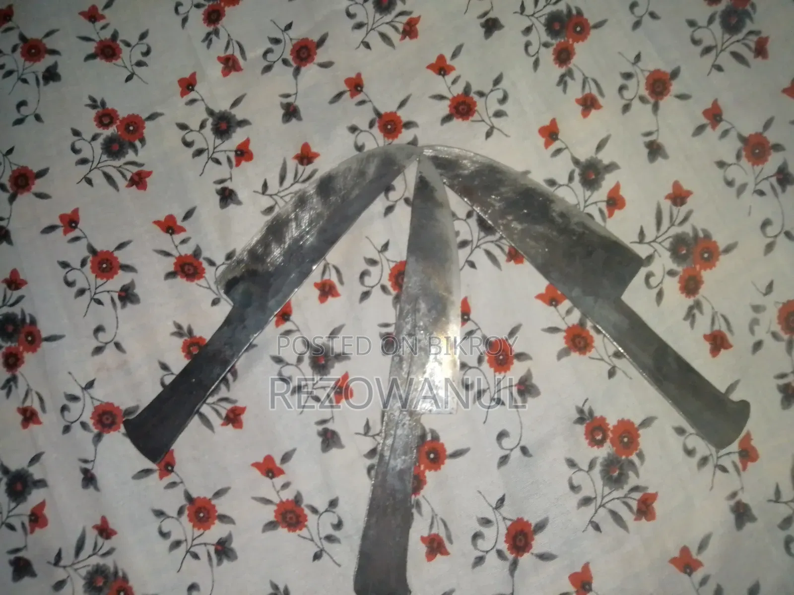 Knife for skinning cow hides
