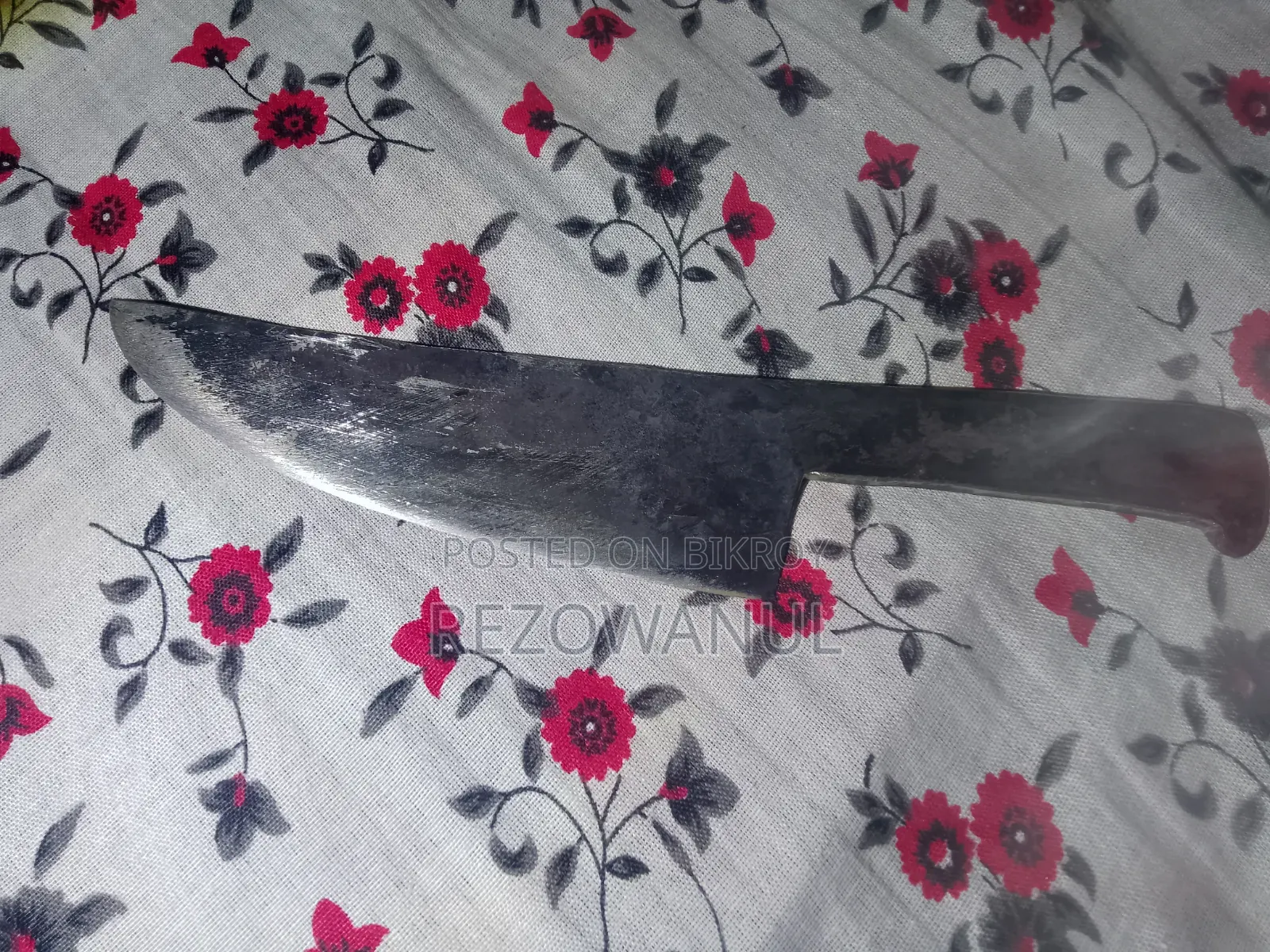 Knife for skinning cow hides