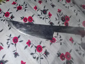 Knife for skinning cow hides