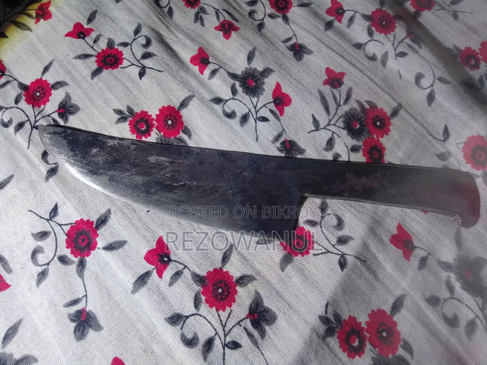 Knife for skinning cow hides