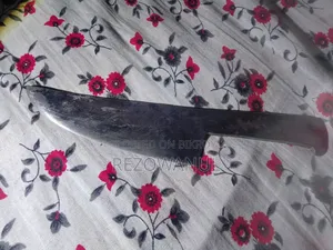 Knife for skinning cow hides