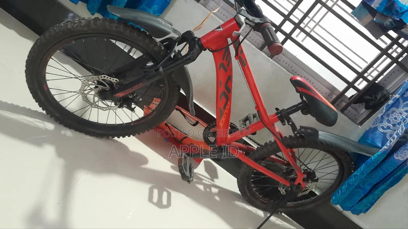 ডিস্ক ব্রেক সহ একটি লাল Veloce জুনিয়র সাইকেল