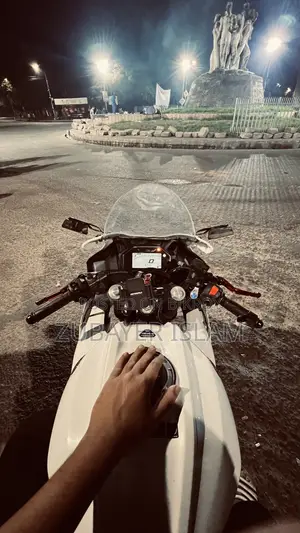 R15 Looking Glass