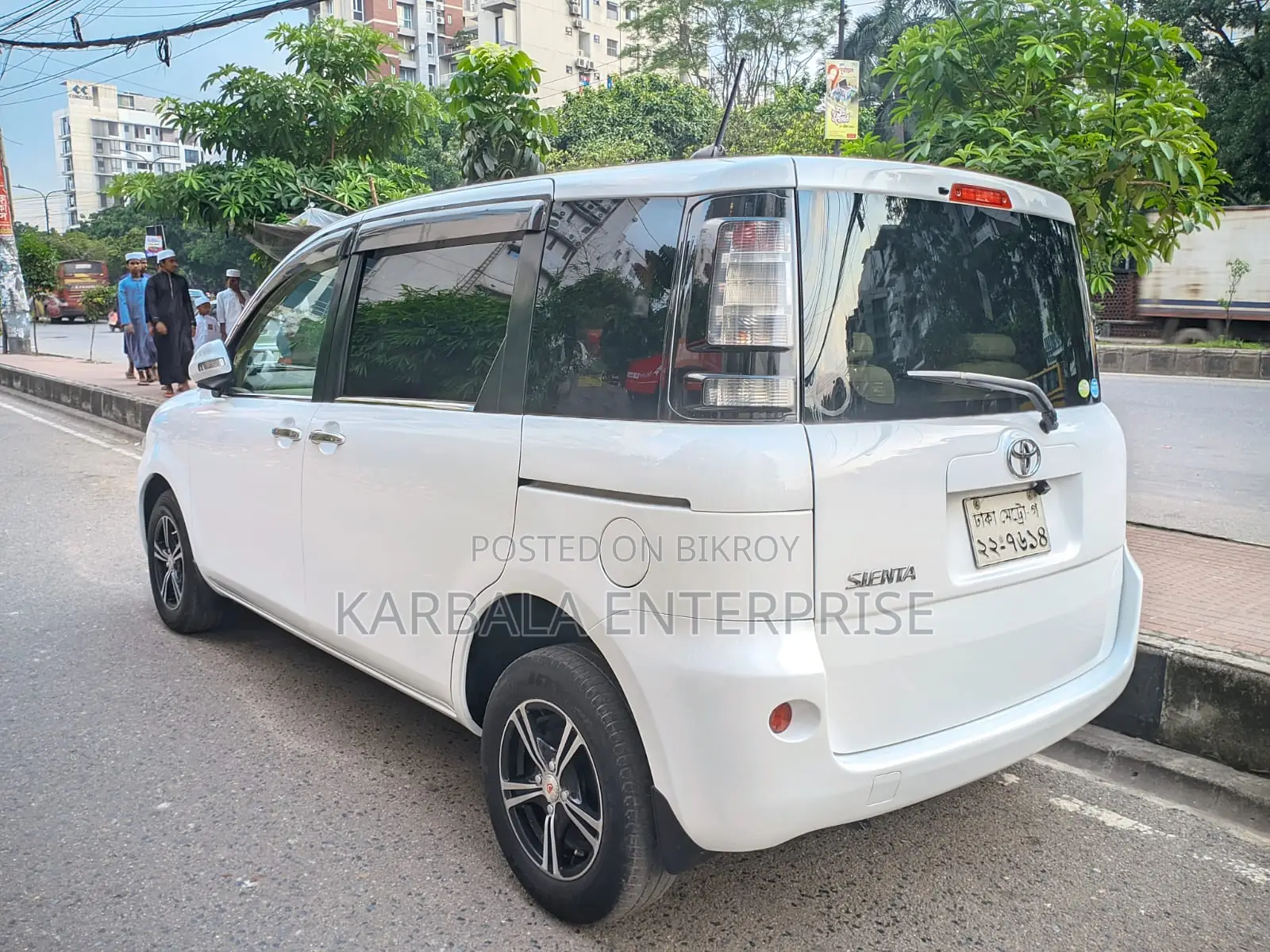 Toyota Sienta 1.5 FWD 2011 Pearl