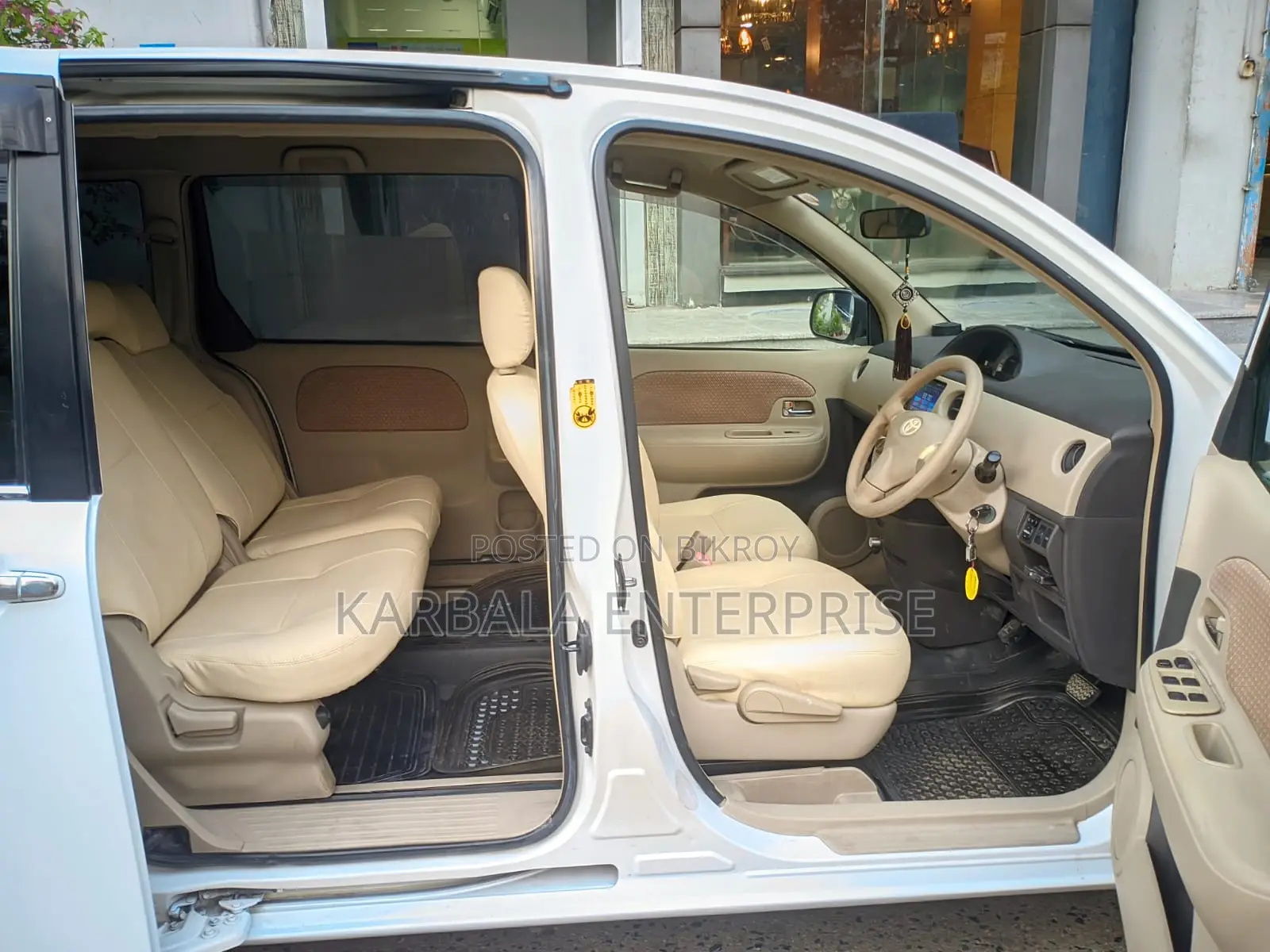 Toyota Sienta 1.5 FWD 2011 Pearl