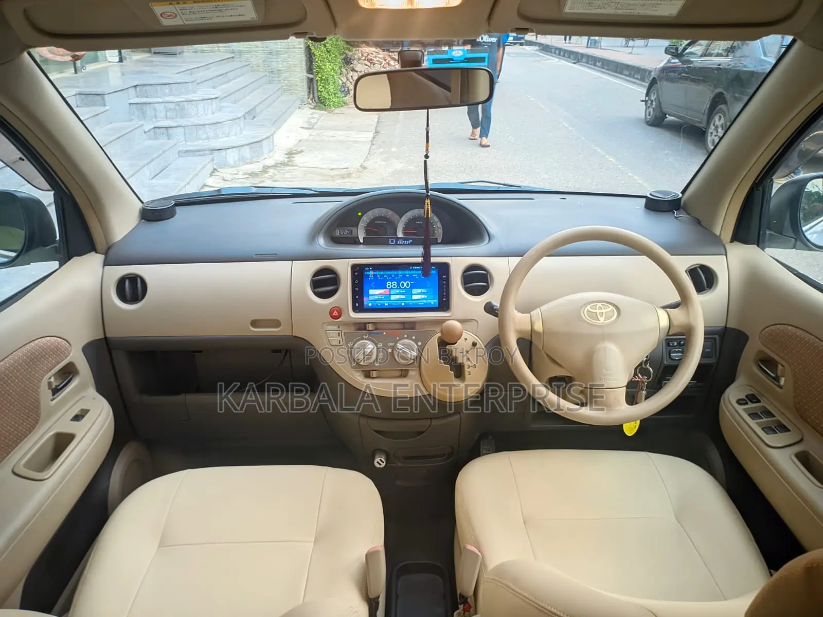 Toyota Sienta 1.5 FWD 2011 Pearl