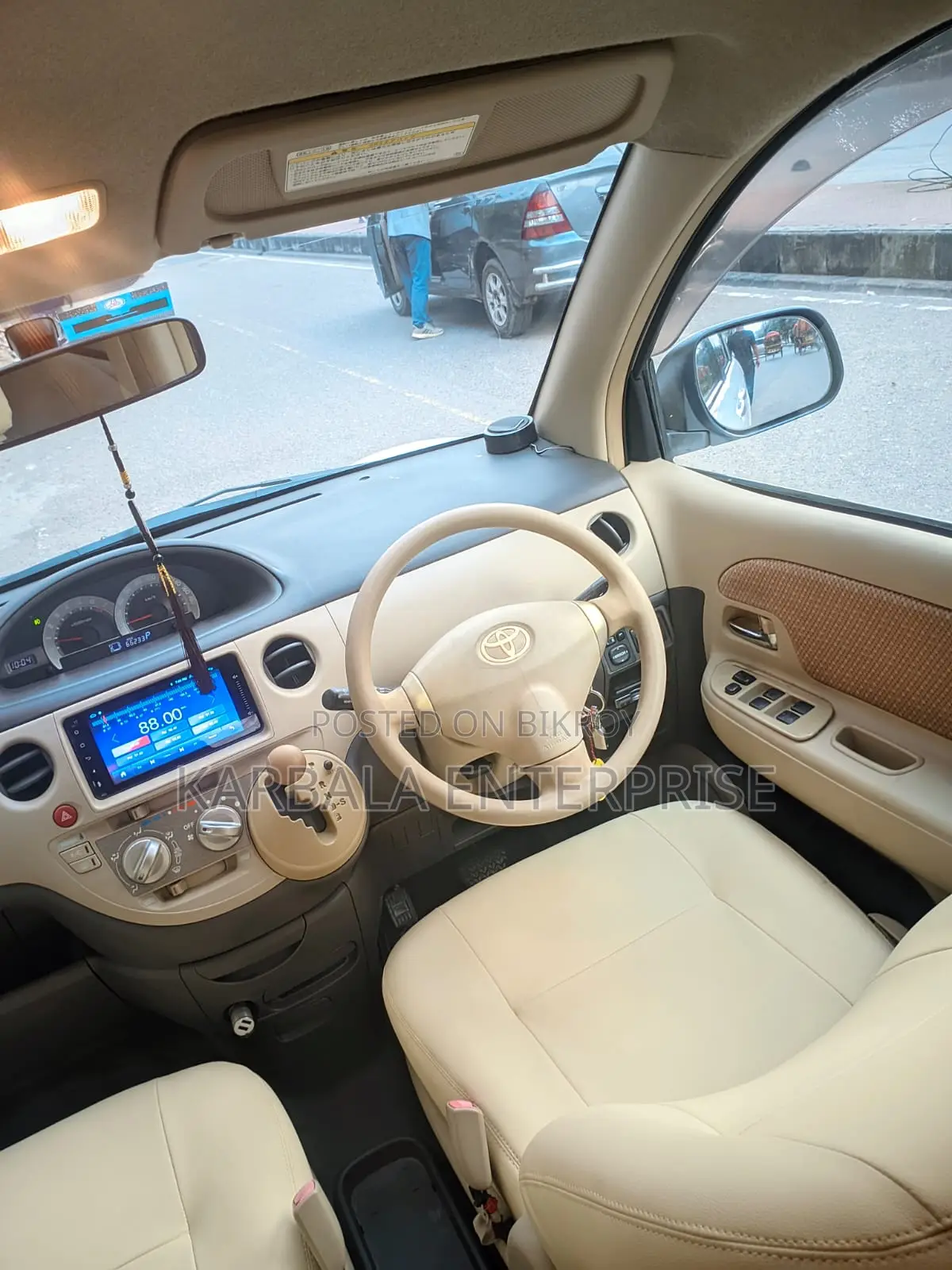 Toyota Sienta 1.5 FWD 2011 Pearl