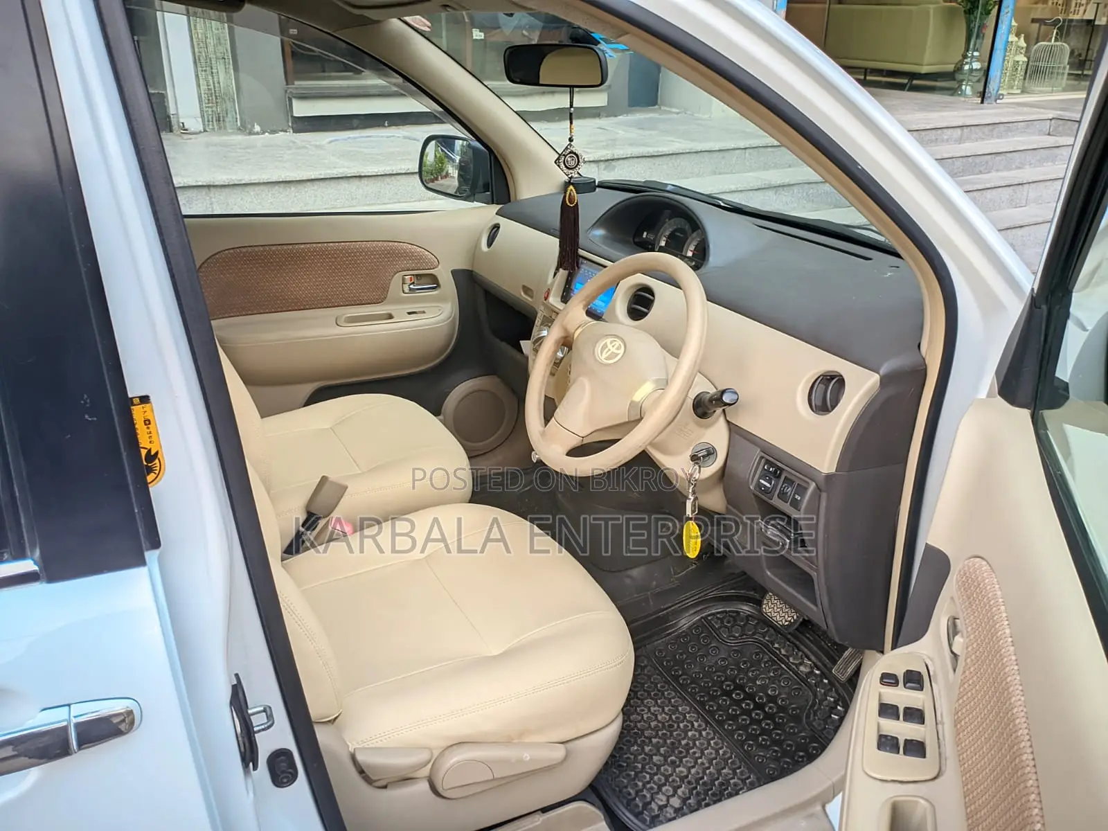 Toyota Sienta 1.5 FWD 2011 Pearl