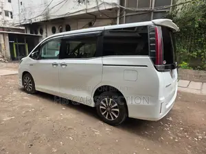 Toyota Esquire 2.0 FWD (8 Seater) 2019 Pearl