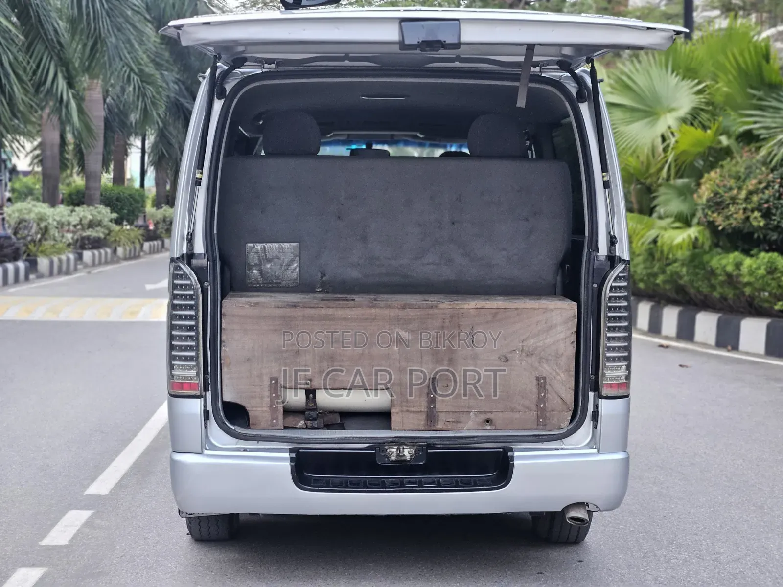 Toyota HiAce 2010 Silver