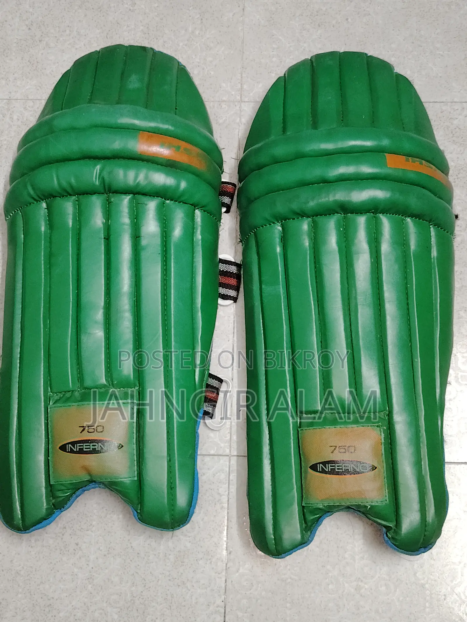Urgent Sale Cricket Kit.Ss Bat,Ball,Ss Kit Bag,Inferno Leg Peds Ss Hel