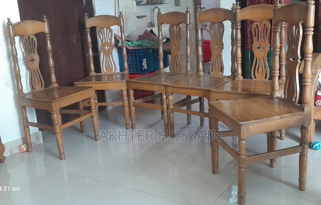 ডাইনিং টেবিল