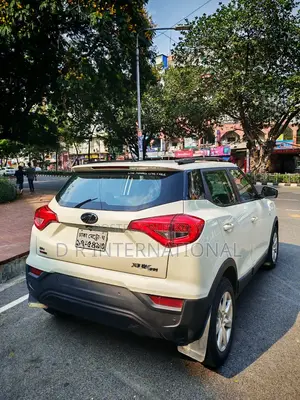 মাহিন্দ্রা এক্সইউভি৫০০ ২০২০ সাদা