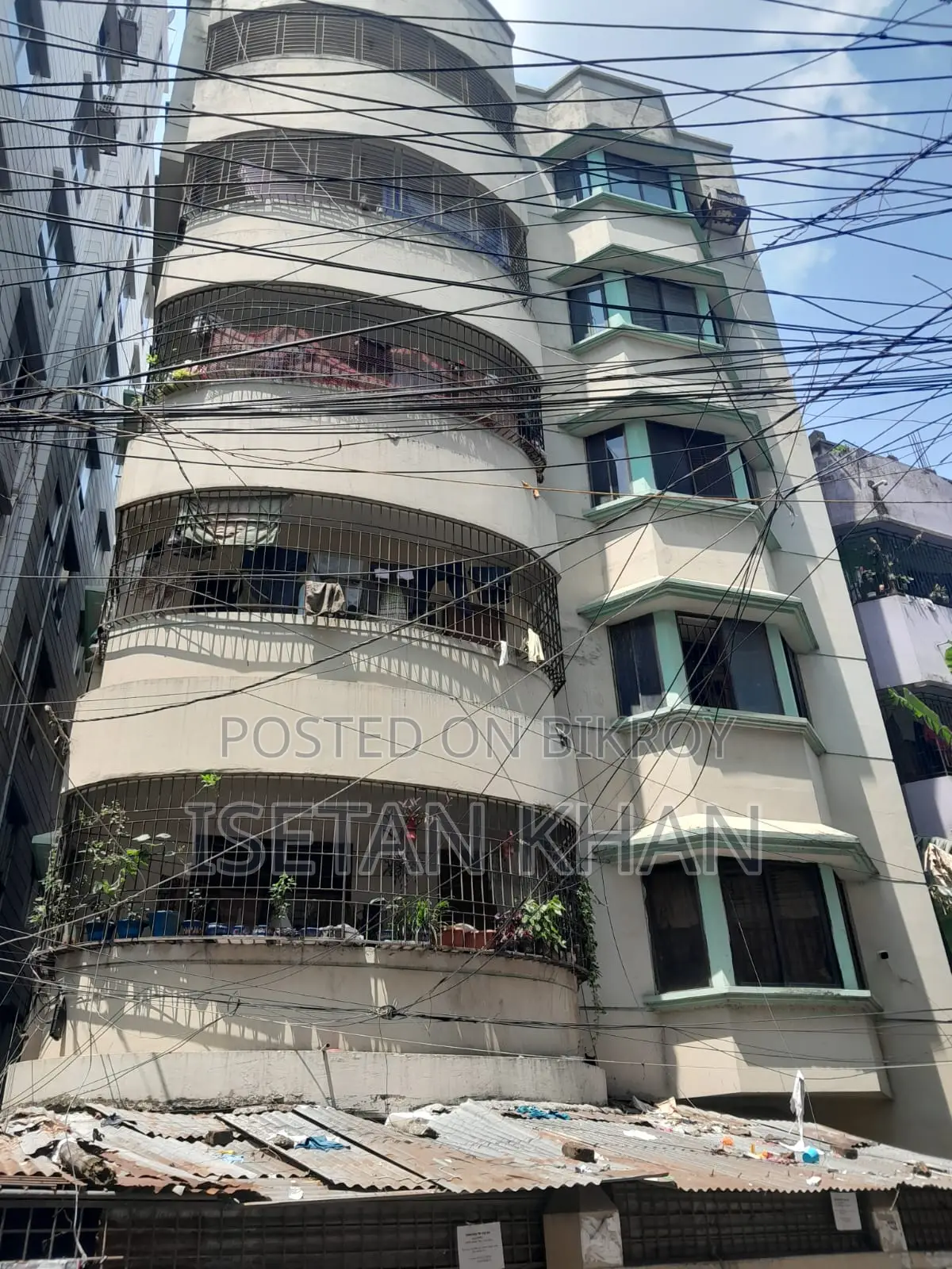 7-Story Building for Sale in 105/4, West, 60 Feet Road