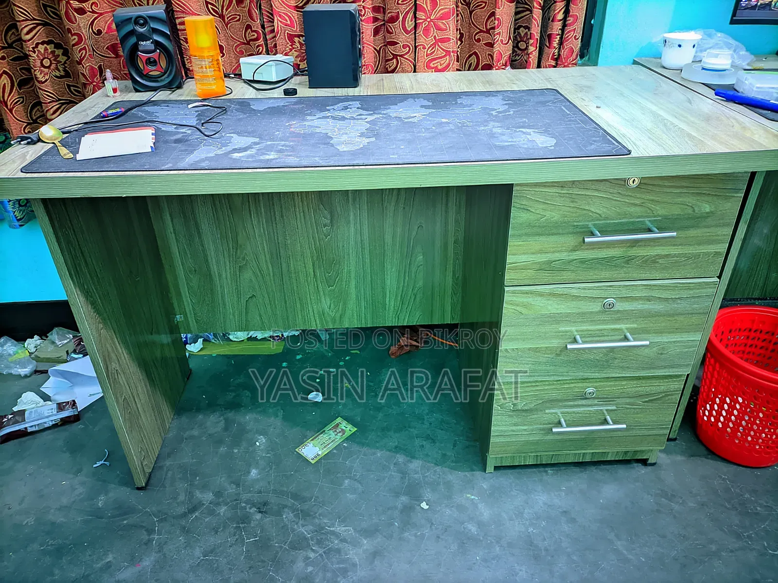 অফিস টেবিল