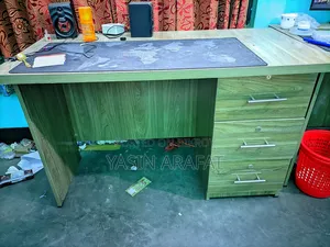 অফিস টেবিল