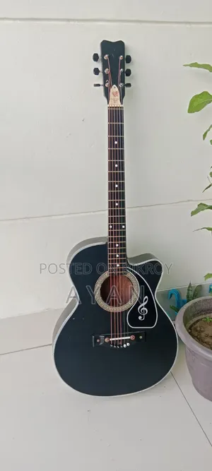 গিটার কালো