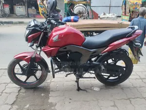 Honda CB 2015 Red