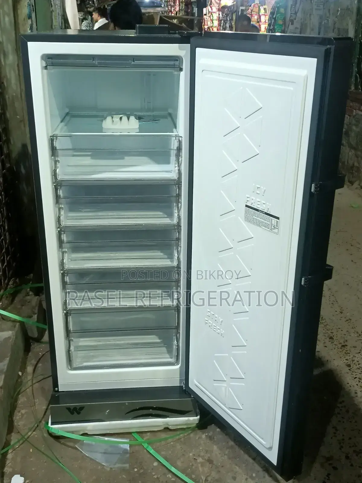 Wue-2g2-Inverter 272 Liter Deep Fridge at 36% discount.