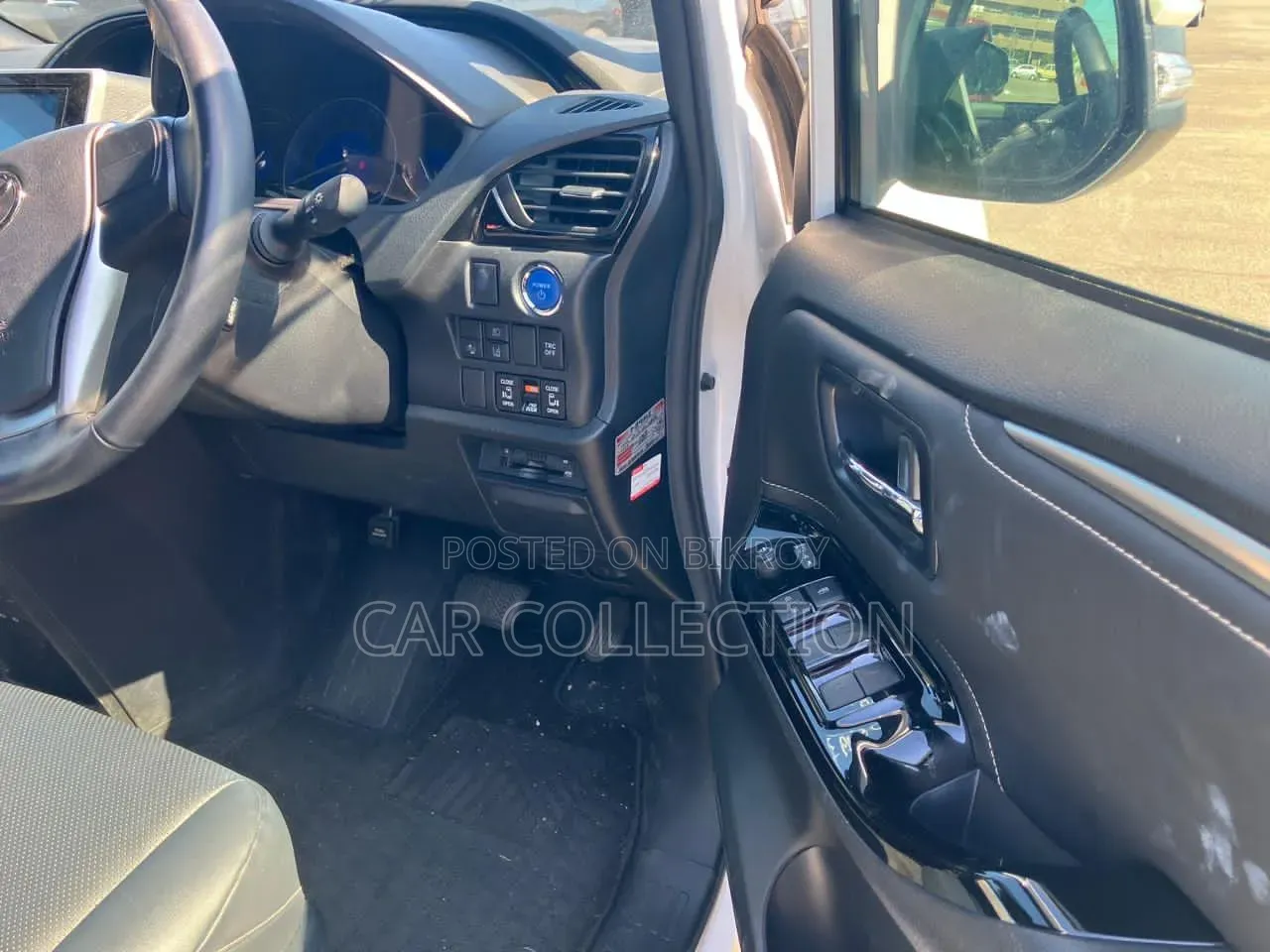 Toyota Esquire ১.৮ FWD হাইব্রিড (৭ সিটার) ২০২১ পার্ল