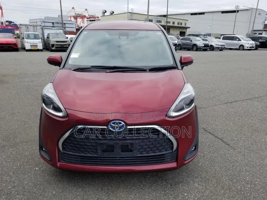 Toyota Sienta 2021 Red