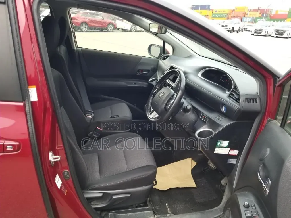 Toyota Sienta 2021 Red