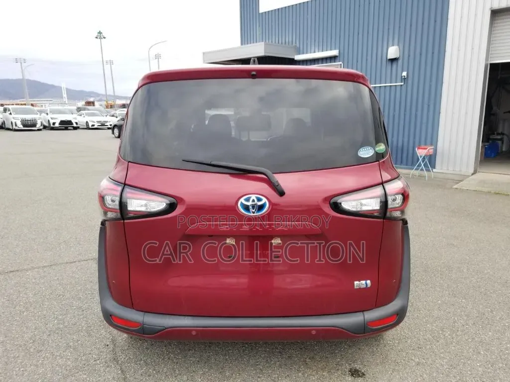 Toyota Sienta 2021 Red