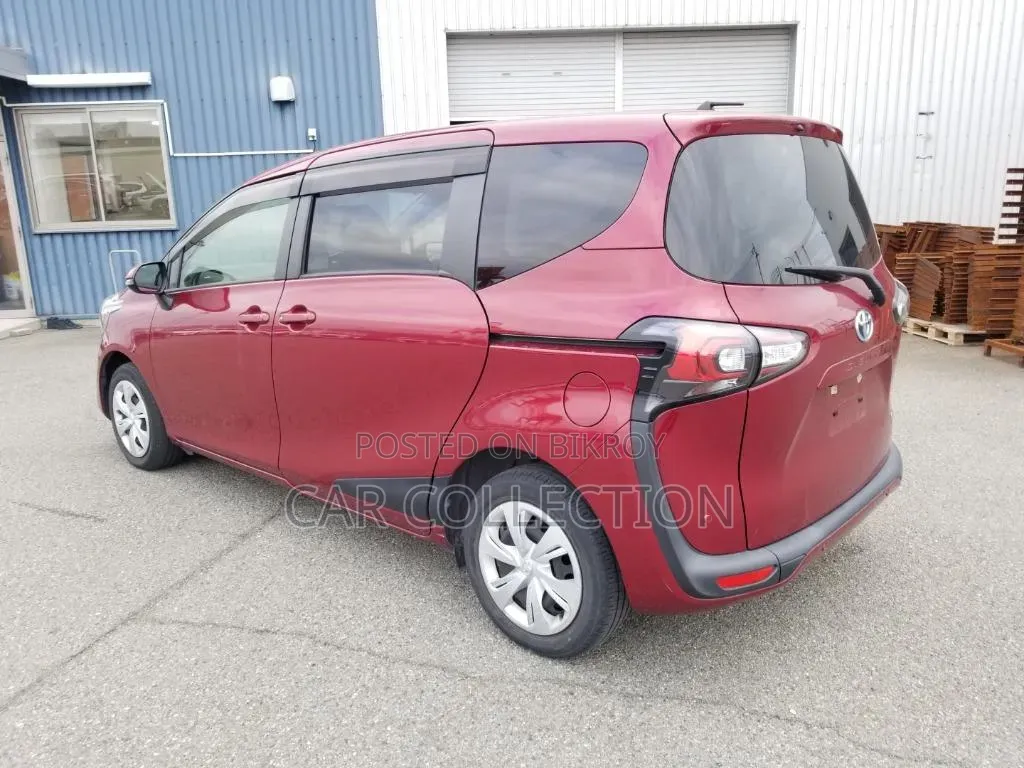 Toyota Sienta 2021 Red