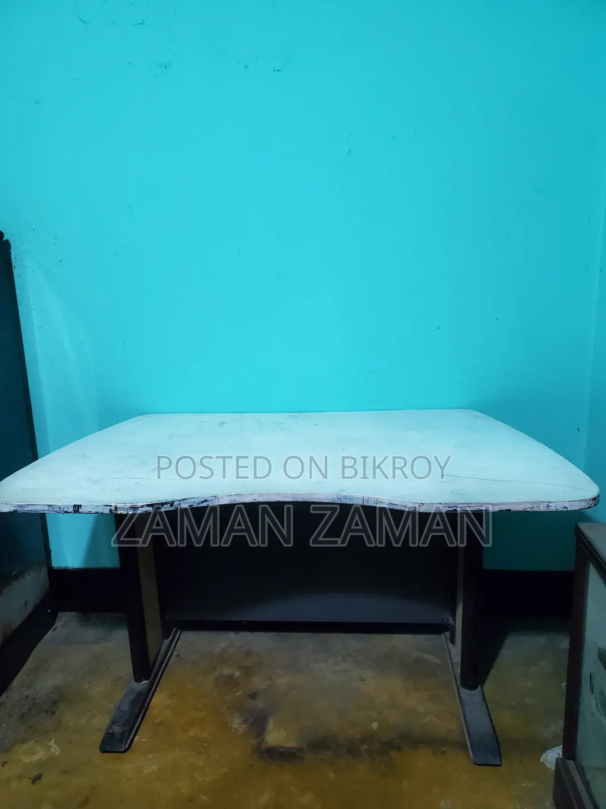 অফিস টেবিল