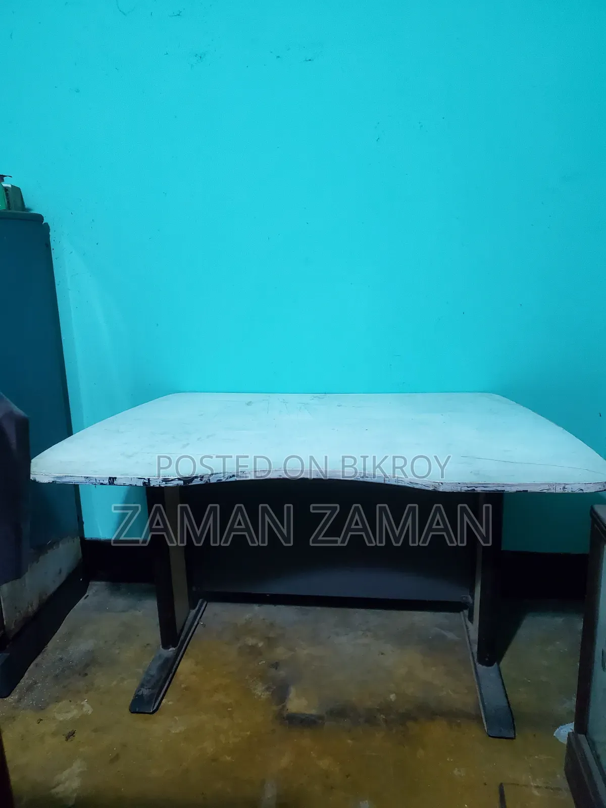 অফিস টেবিল