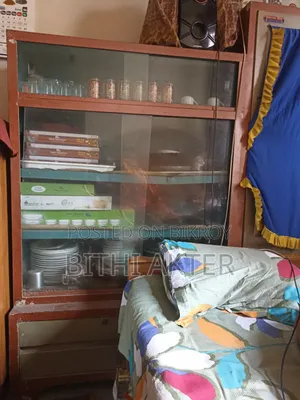 স্টিলের শোকেস