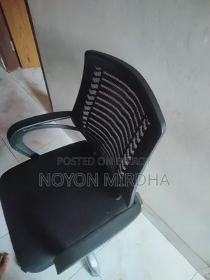 Chair in Excellent, Like-New Condition