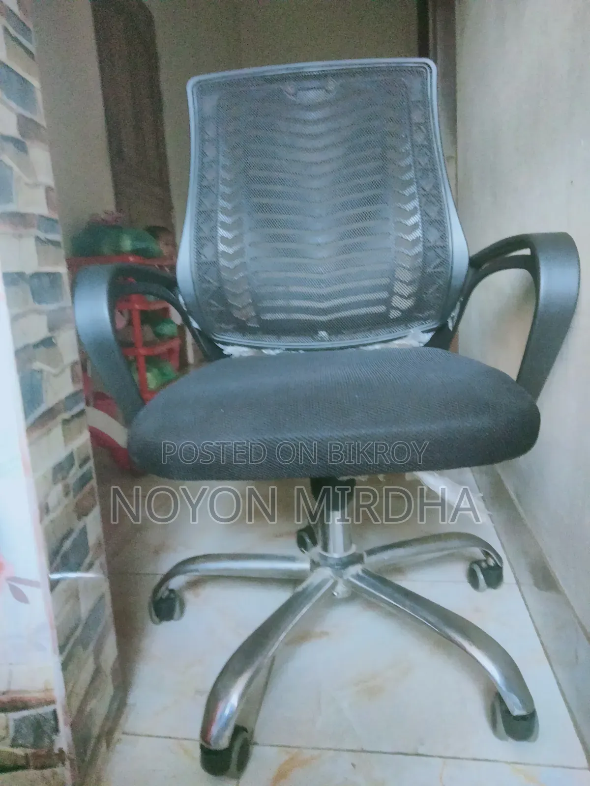 Chair in Excellent, Like-New Condition