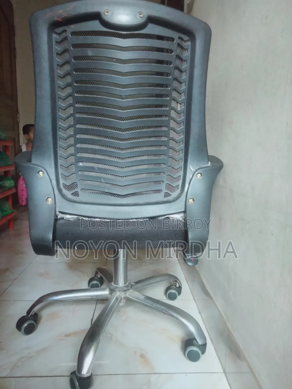Chair in Excellent, Like-New Condition