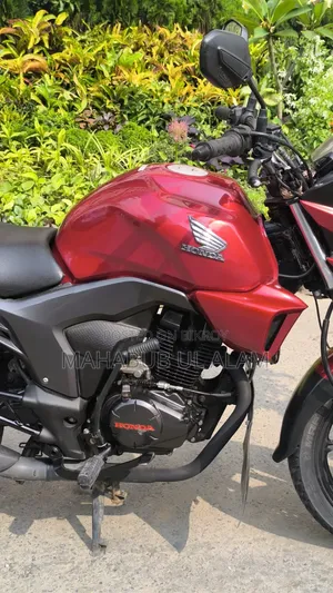 Honda CB 2015 Red