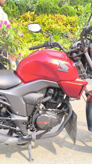 Honda CB 2015 Red