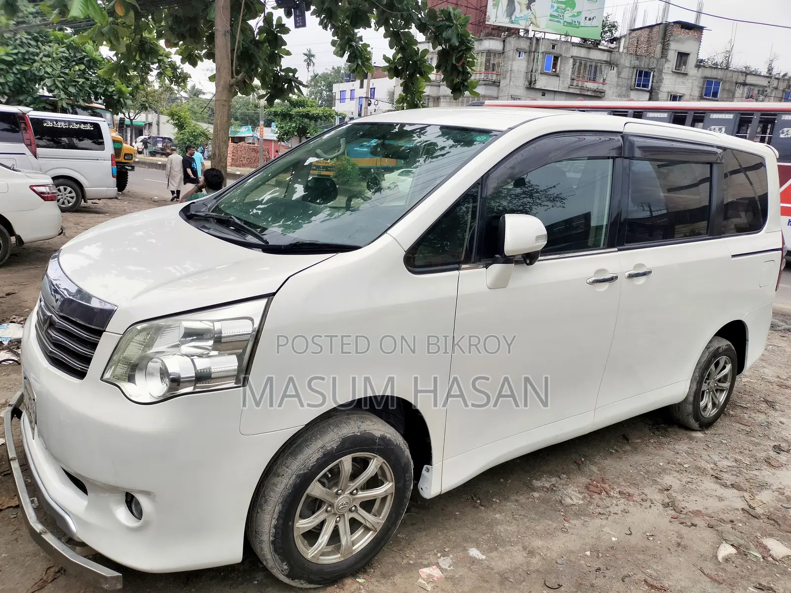 Toyota Noah 2.0 143hp AWD (7 Seater) 2012 Pearl