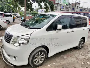 Toyota Noah 2.0 143hp AWD (7 Seater) 2012 Pearl