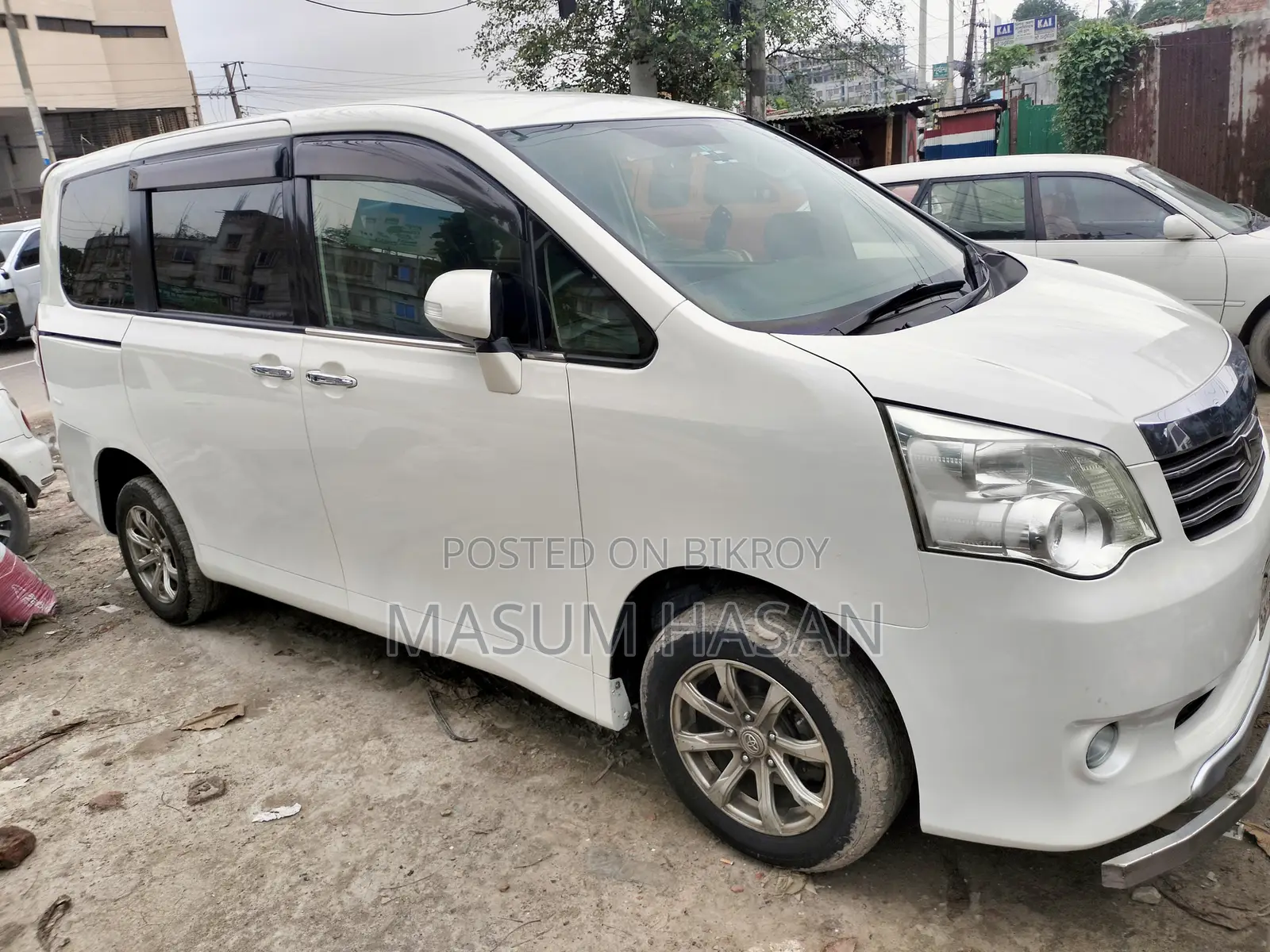 Toyota Noah 2.0 143hp AWD (7 Seater) 2012 Pearl