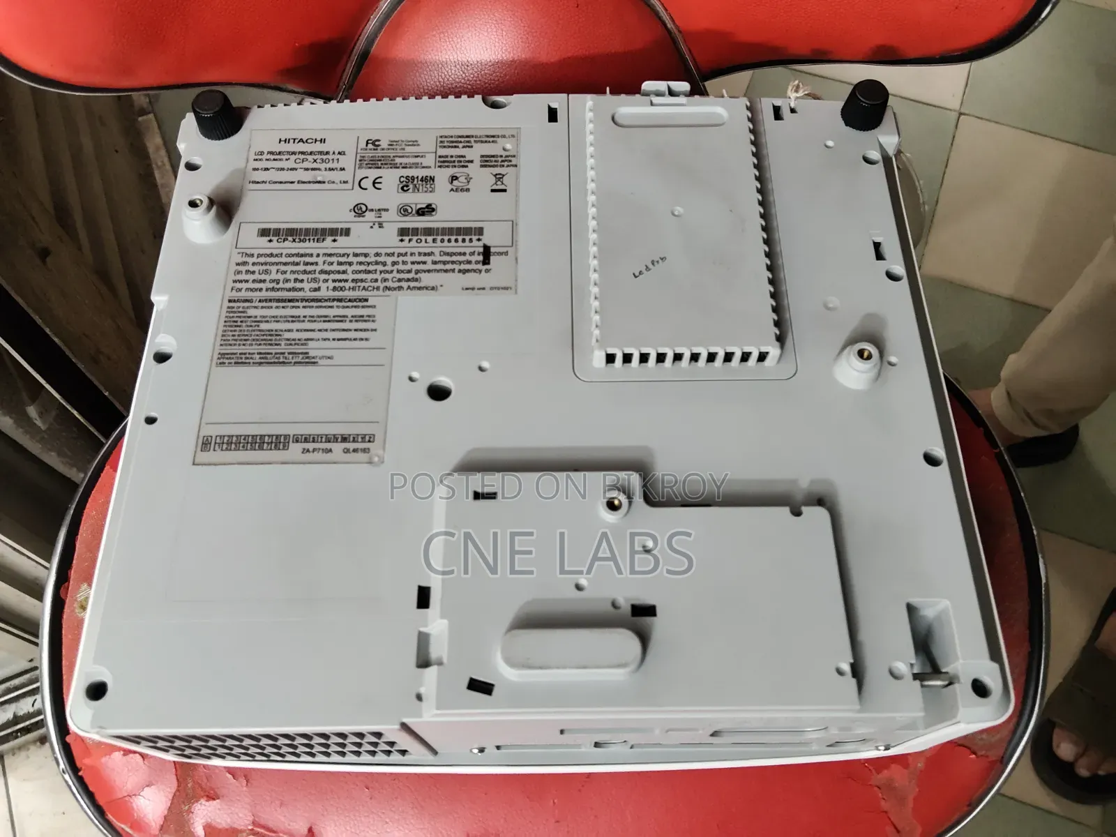 Hitachi CP-X2511 3LCD Projector