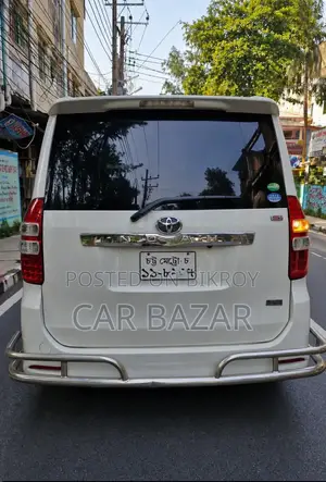 Toyota Noah 2.0 143hp AWD (8 Seater) 2013 Pearl