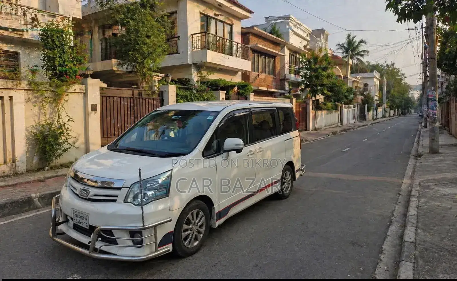 Toyota Noah 2.0 143hp AWD (8 Seater) 2013 Pearl