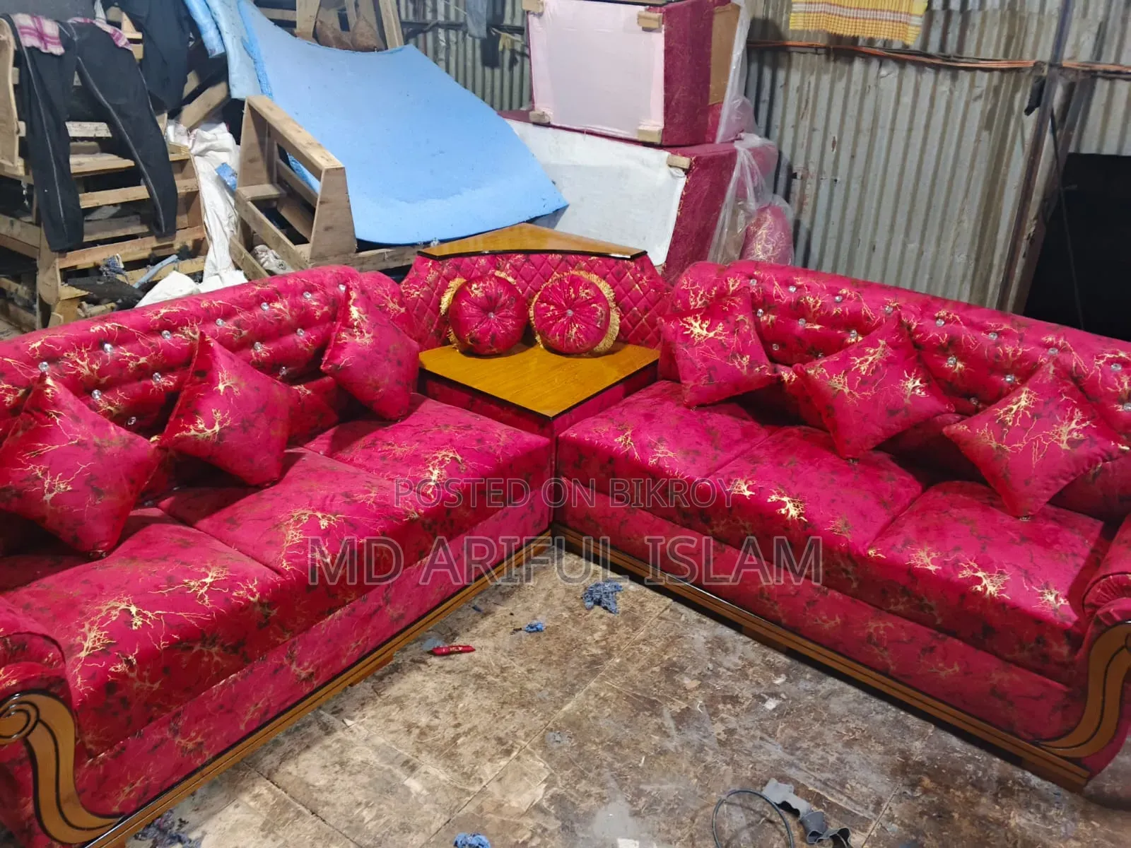 Get eye-catching sofas at wholesale rates from our factory