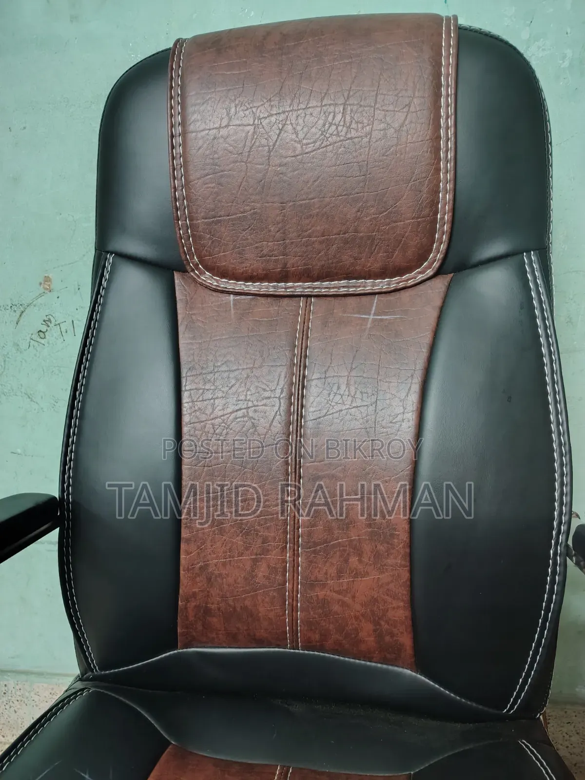 Chair / Moving Leather Chair