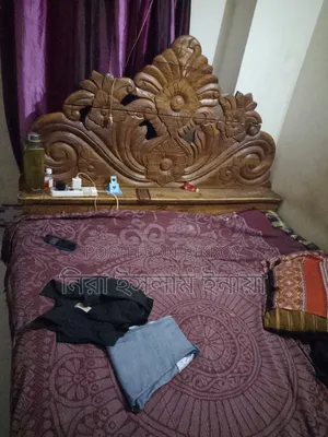 নকশা করা সাত ফুটের কাঠের খাট